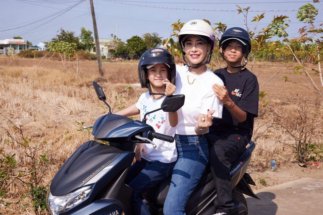 Con g&aacute;i H&agrave; Kiều Anh m&ecirc; b&oacute;ng đ&aacute;, bơi lội - Ảnh 8.