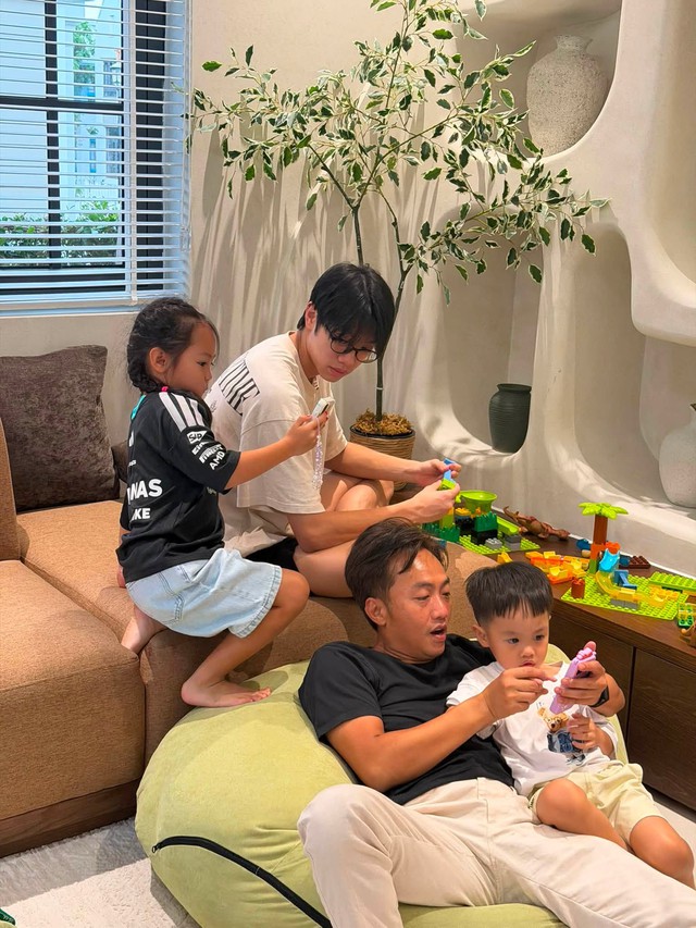 3 con nh&agrave; Cường Đ&ocirc; la b&igrave;nh y&ecirc;n b&ecirc;n nhau trong ng&agrave;y nghỉ lễ - Ảnh 1.