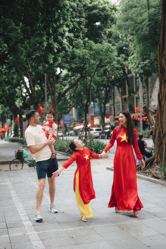 Vợ chồng H&agrave; Anh đưa 2 con ra H&agrave; Nội mừng lễ 2/9 - Ảnh 5.