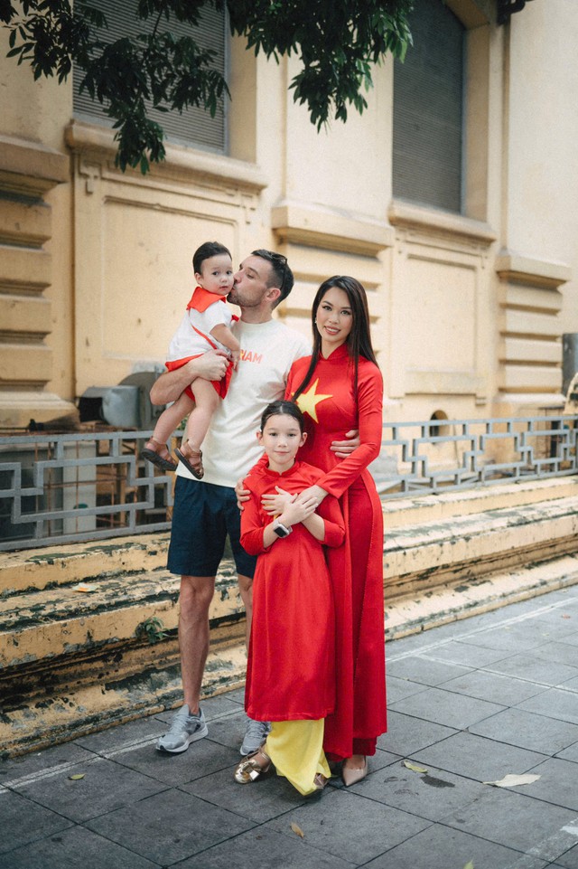 Vợ chồng H&agrave; Anh đưa 2 con ra H&agrave; Nội mừng lễ 2/9 - Ảnh 7.