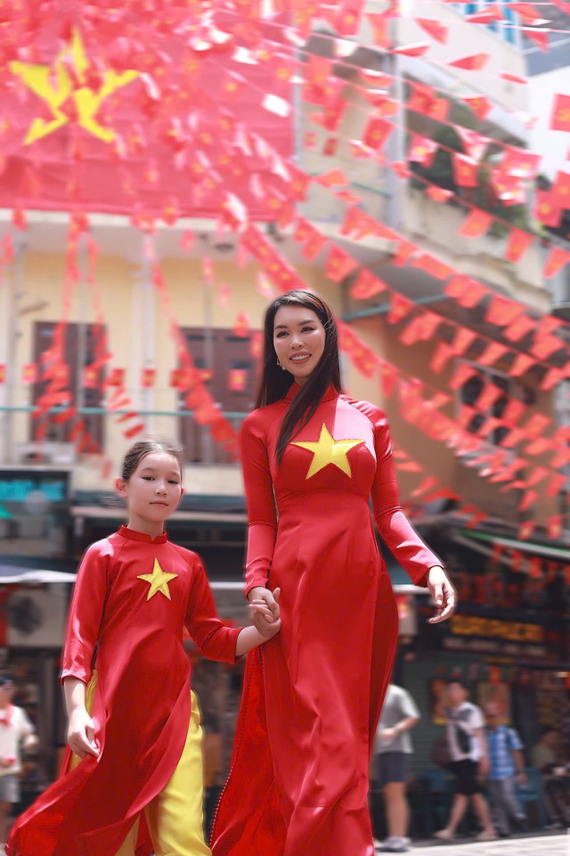 Vợ chồng H&agrave; Anh đưa 2 con ra H&agrave; Nội mừng lễ 2/9 - Ảnh 1.
