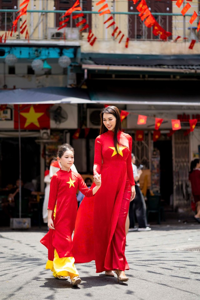 Vợ chồng H&agrave; Anh đưa 2 con ra H&agrave; Nội mừng lễ 2/9 - Ảnh 2.