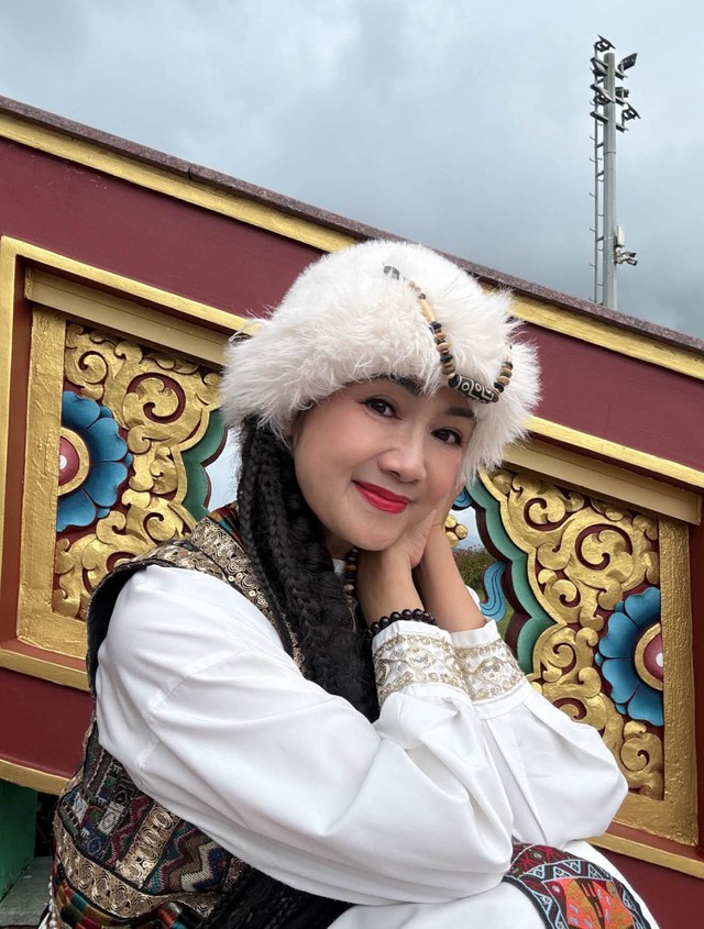 Một ng&agrave;y 'l&agrave;m c&ocirc;ng ch&uacute;a' của NSND Thu H&agrave; 'L&aacute; ngọc c&agrave;nh v&agrave;ng' - Ảnh 2.
