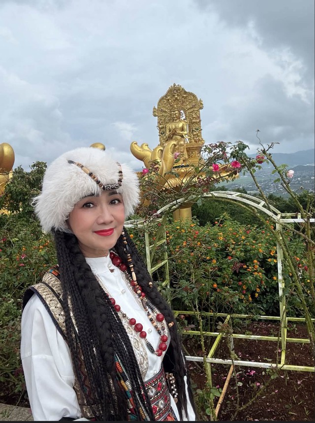 Một ng&agrave;y 'l&agrave;m c&ocirc;ng ch&uacute;a' của NSND Thu H&agrave; 'L&aacute; ngọc c&agrave;nh v&agrave;ng' - Ảnh 7.