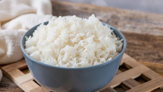 Th&oacute;i quen bảo quản cơm nguội c&oacute; thể khiến vi khuẩn ph&aacute;t triển, dẫn đến nguy cơ ngộ độc - Ảnh 1.