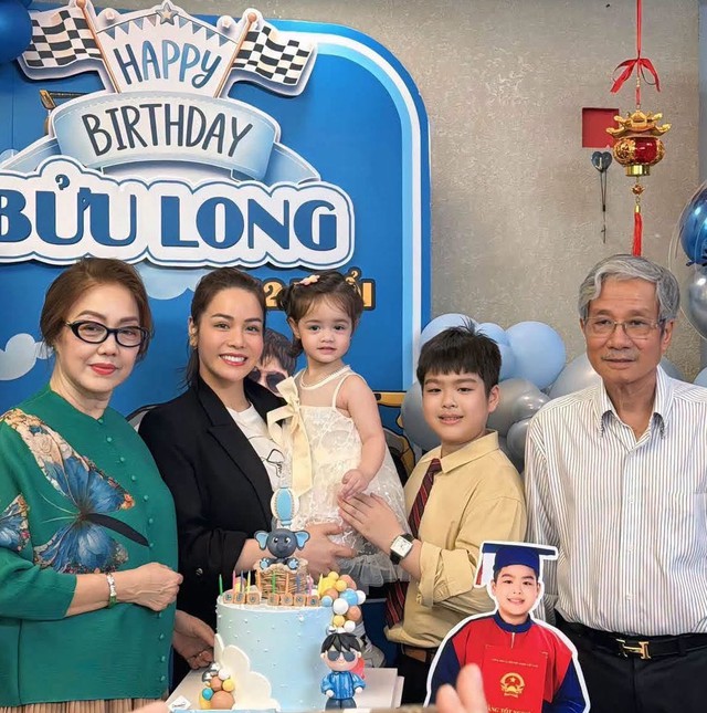 Nhật Kim Anh v&agrave; bố mẹ chồng cũ: Khoảnh khắc ấm &aacute;p trong tiệc sinh nhật con trai - Ảnh 1.