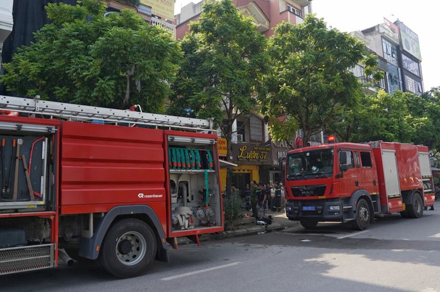 Ch&aacute;y nh&agrave; tr&ecirc;n phố Trần Vỹ , 5 người được cứu khỏi kh&oacute;i độc tại H&agrave; Nội - Ảnh 1.