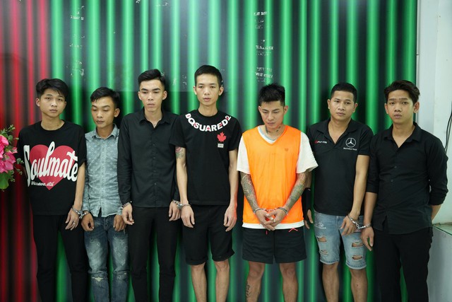 Danh t&iacute;nh 7 đối tượng bị bắt giữ trong vụ &ocirc; t&ocirc; t&ocirc;ng v&agrave;o đ&aacute;m đ&ocirc;ng trước qu&aacute;n ăn ở TPHCM - Ảnh 1.