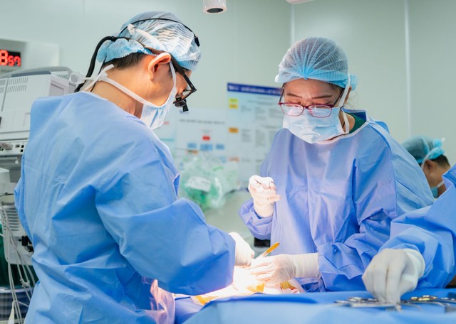 Ch&oacute;ng mặt, huyết &aacute;p 2 b&ecirc;n ch&ecirc;nh nhau,người đ&agrave;n &ocirc;ng 70 tuổi đi kh&aacute;m ph&aacute;t hiện hẹp mạch m&aacute;u nu&ocirc;i n&atilde;o - Ảnh 1.