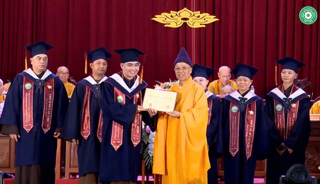 H&ograve;a thượng Th&iacute;ch Thanh Quyết cũng trao tặng Tủ s&aacute;ch Phật Quang cho c&aacute;c trường học - Ảnh 1.