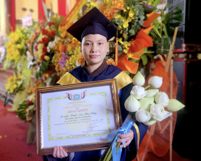 H&ograve;a thượng Th&iacute;ch Thanh Quyết cũng trao tặng Tủ s&aacute;ch Phật Quang cho c&aacute;c trường học - Ảnh 2.