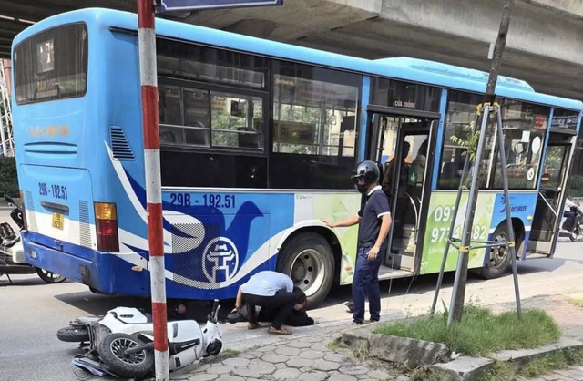 H&eacute; lộ nguy&ecirc;n nh&acirc;n vụ tai nạn xe m&aacute;y điện va chạm xe bu&yacute;t ở H&agrave; Nội - Ảnh 2.