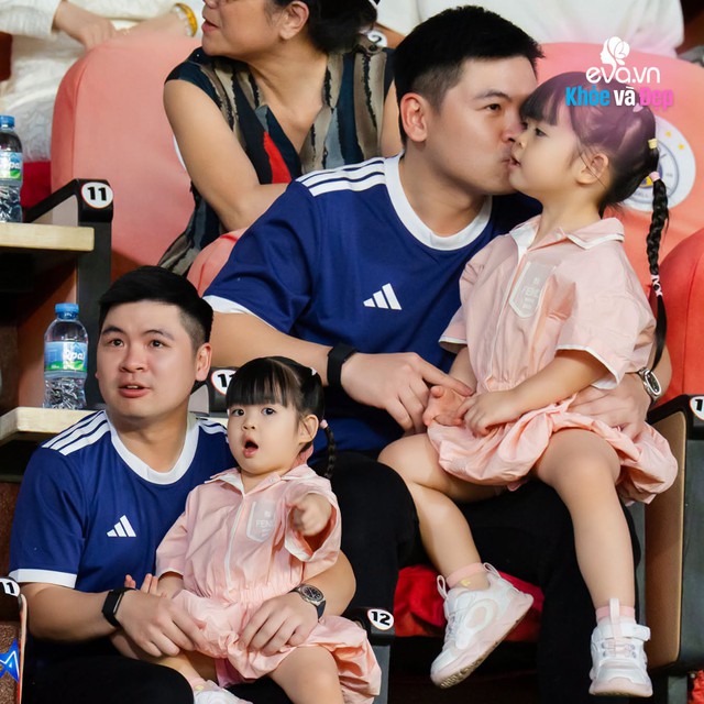 Con g&aacute;i Đỗ Mỹ Linh nổi bật với v&aacute;y hiệu 20 triệu đồng tại s&acirc;n h&agrave;ng Đẫy - Ảnh 1.