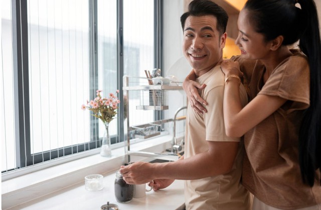 Mẹ vợ mắc kẹt trong căn ph&ograve;ng 5m&sup2; giữa đ&ecirc;m mưa, con rể t&igrave;m đến l&agrave;m một việc khiến cả khu trọ x&ocirc;n xao - Ảnh 2.