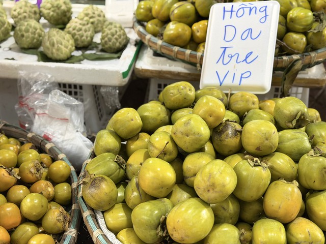 Tiểu thương l&yacute; giải nguy&ecirc;n nh&acirc;n gi&aacute; hồng gia tre đắt ngang hoa quả nhập khẩu nhưng vẫn được người ti&ecirc;u d&ugrave;ng thi nhau t&igrave;m kiếm - Ảnh 2.