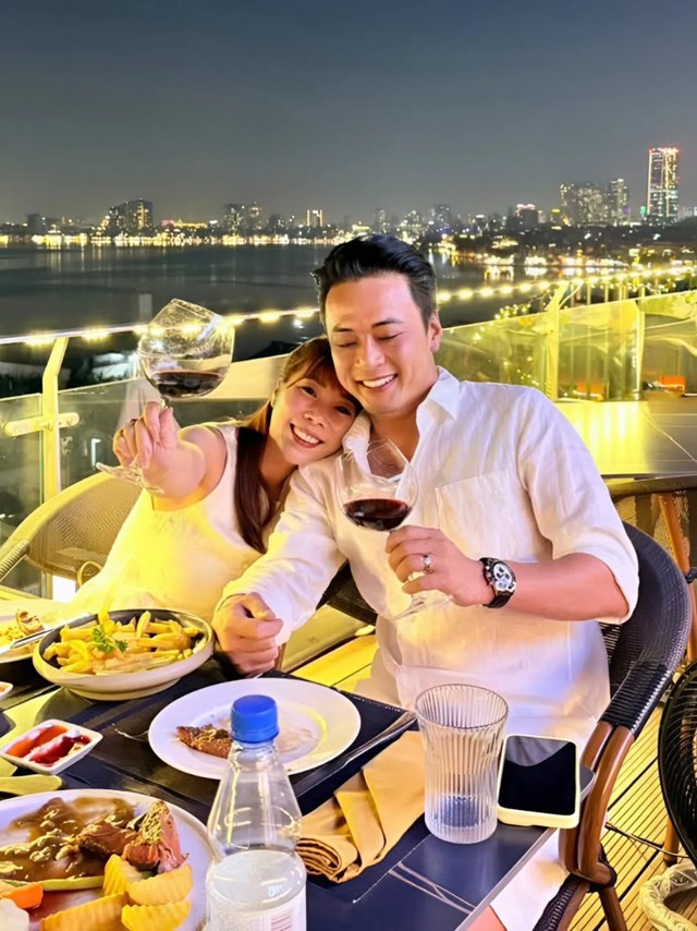 Hồng Đăng v&agrave; cuộc sống vi&ecirc;n m&atilde;n b&ecirc;n gia đ&igrave;nh trong biệt thự 3 mặt tiền đắt đỏ - Ảnh 3.