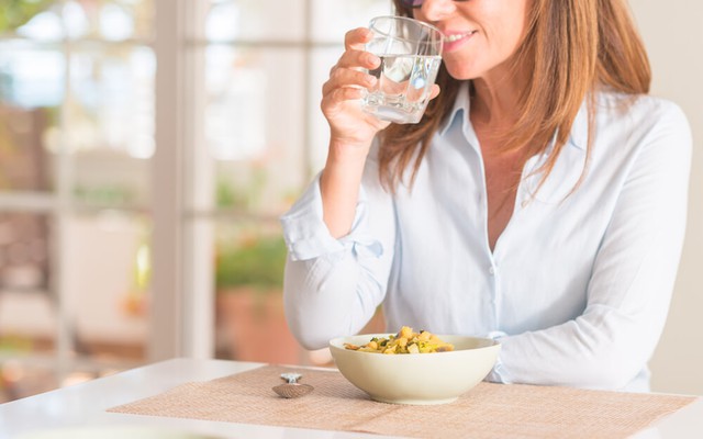 M&aacute;ch bạn thời điểm "v&agrave;ng" để uống nước, c&aacute;ch nhận biết cơ thể đủ nước - Ảnh 1.