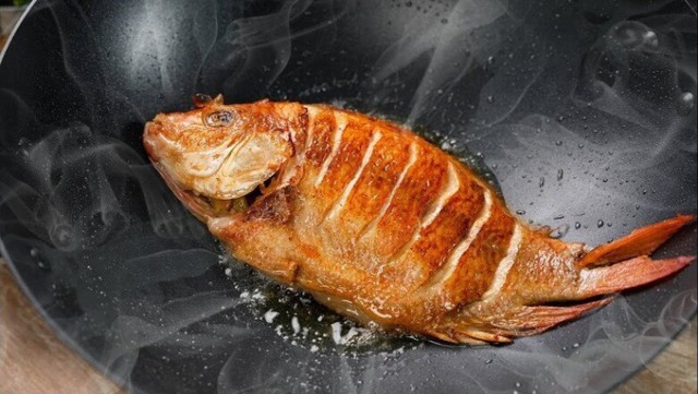 R&aacute;n c&aacute; kh&ocirc;ng d&iacute;nh chảo: Tr&aacute;nh ngay 6 lỗi thường gặp khi chi&ecirc;n c&aacute; - Ảnh 3.