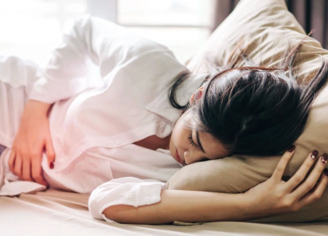 Cô gái 24 tuổi phát hiện thủng dạ dày thừa nhận sai lầm này trong lúc uống cà phê buổi sáng - Ảnh 1.