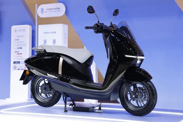 C&oacute; 60 triệu đồng kh&aacute;ch Việt n&ecirc;n mua xe m&aacute;y điện Honda UC3 hay SH Mode? - Ảnh 1.