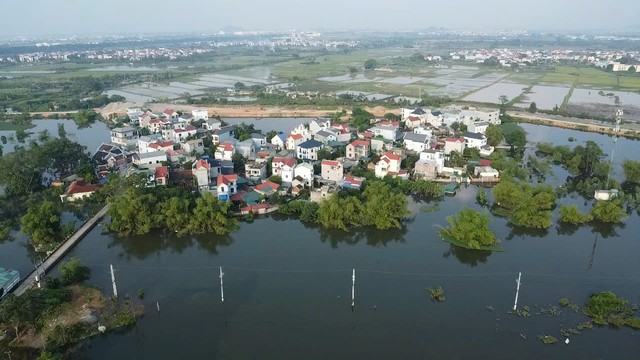 Hiện trạng cuộc sống người d&acirc;n th&ocirc;n ven s&ocirc;ng T&iacute;ch sau 1 tuần ngập lũ 2026 - Ảnh 1.