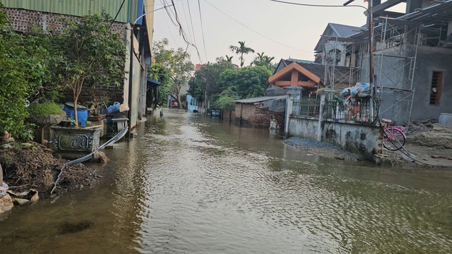 Hiện trạng cuộc sống người d&acirc;n th&ocirc;n ven s&ocirc;ng T&iacute;ch sau 1 tuần ngập lũ 2026 - Ảnh 4.