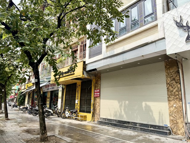H&agrave;ng loạt mặt bằng &lsquo;v&agrave;ng&rsquo; bỏ trống, biển treo la liệt t&igrave;m kh&aacute;ch cho thu&ecirc; - Ảnh 5.