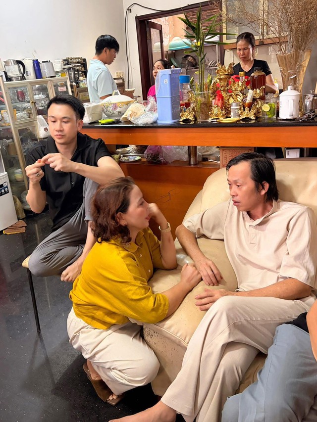 NSƯT Ho&agrave;i Linh tươi tắn trong ngay giỗ Tổ nghề - Ảnh 3.