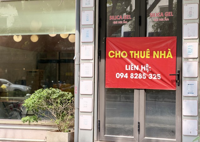 H&agrave;ng loạt mặt bằng &lsquo;v&agrave;ng&rsquo; bỏ trống, biển treo la liệt t&igrave;m kh&aacute;ch cho thu&ecirc; - Ảnh 3.