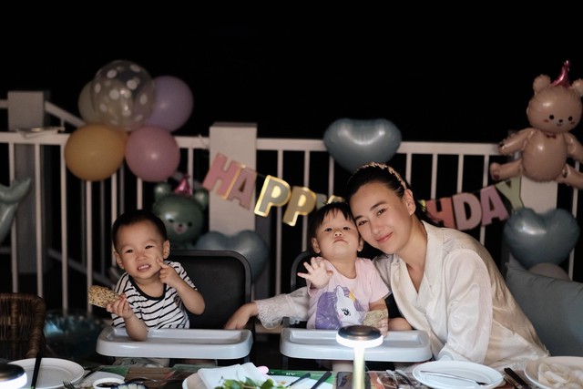 Khoe ảnh l&uacute;c nhỏ với 2 con, Phương Oanh thừa nhận 'dậy th&igrave; kh&ocirc;ng th&agrave;nh c&ocirc;ng' - Ảnh 5.