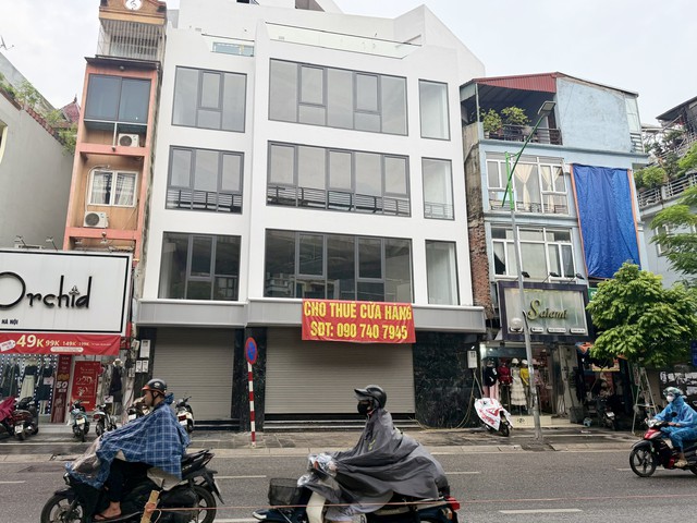 H&agrave;ng loạt mặt bằng &lsquo;v&agrave;ng&rsquo; bỏ trống, biển treo la liệt t&igrave;m kh&aacute;ch cho thu&ecirc; - Ảnh 12.