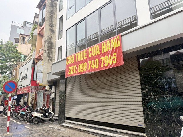 H&agrave;ng loạt mặt bằng &lsquo;v&agrave;ng&rsquo; bỏ trống, biển treo la liệt t&igrave;m kh&aacute;ch cho thu&ecirc; - Ảnh 11.