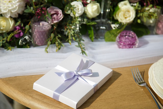 Nhiều năm kh&ocirc;ng hỏi han, t&ocirc;i tưởng t&igrave;nh bạn đ&atilde; hết cho đến khi nhận m&oacute;n qu&agrave; cưới g&acirc;y cho&aacute;ng - Ảnh 2.