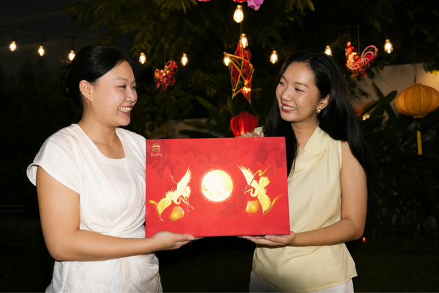 Kinh Đ&ocirc; 'phủ s&oacute;ng' k&ecirc;nh online, bắt nhịp nhu cầu mua sắm cận lễ - Ảnh 1.