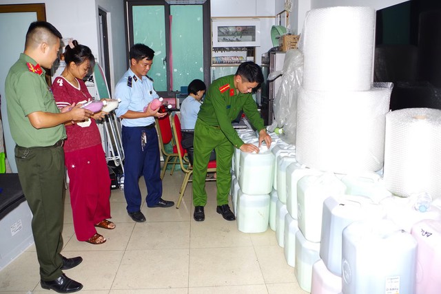 Ninh Bình: Triệt phá cơ sở bán gần 1.800 lít rượu không rõ nguồn gốc qua TikTok Shop "Ruou Cốm Tây Bắc" - Ảnh 1.