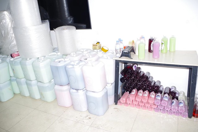 Ninh Bình: Triệt phá cơ sở bán gần 1.800 lít rượu không rõ nguồn gốc qua TikTok Shop "Ruou Cốm Tây Bắc" - Ảnh 2.
