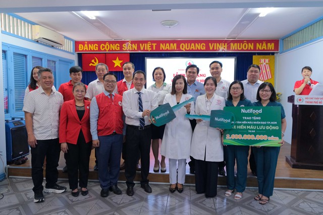 Nutifood trao tặng 2 xe hiến máu lưu động trị giá 2,6 tỷ đồng - Ảnh 2.
