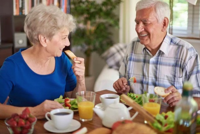 Nghỉ hưu 5 năm t&ocirc;i mới hiểu: Đến tuổi n&agrave;y, c&oacute; những điều đ&aacute;ng sống hơn cả tiền bạc - Ảnh 1.