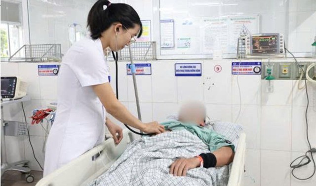 Người đ&agrave;n &ocirc;ng 36 tuổi phản vệ nguy kịch sau một nốt ong đốt ở cổ - Ảnh 1.