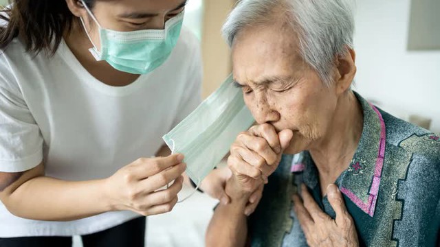 Vi&ecirc;m phổi giao m&ugrave;a tăng mạnh do th&oacute;i quen tự &yacute; d&ugrave;ng thuốc giảm ho, kh&aacute;ng sinh tại nh&agrave; - Ảnh 2.