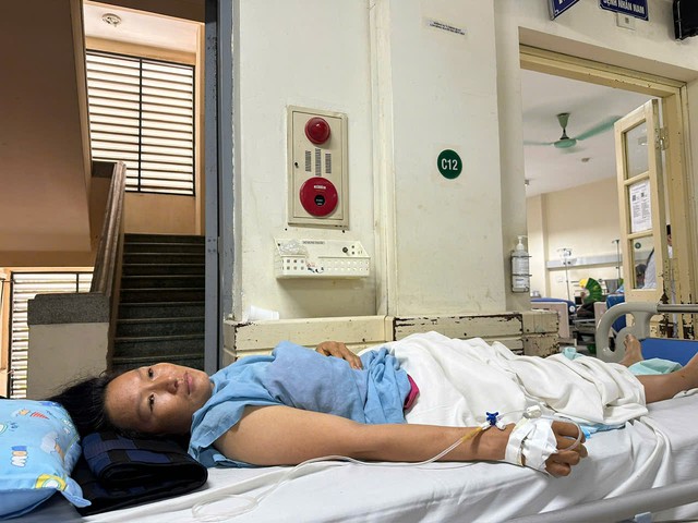 MS 1117: X&oacute;t xa cảnh chồng vừa bế con 6 th&aacute;ng tuổi vừa chăm vợ nằm viện v&igrave; chấn thương cột sống sau tai nạn - Ảnh 2.