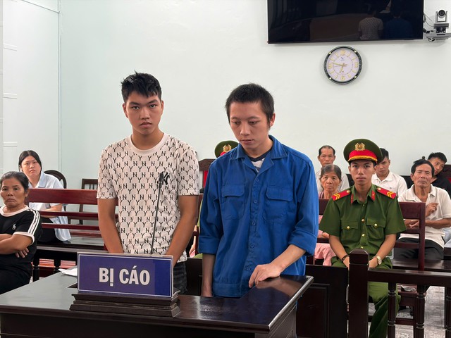 N&eacute;m chai bia v&agrave;o mặt người đi đường, hai thanh ni&ecirc;n c&ugrave;ng lĩnh &aacute;n - Ảnh 1.