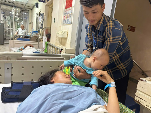 MS 1117: X&oacute;t xa cảnh chồng vừa bế con 6 th&aacute;ng tuổi vừa chăm vợ nằm viện v&igrave; chấn thương cột sống sau tai nạn - Ảnh 1.