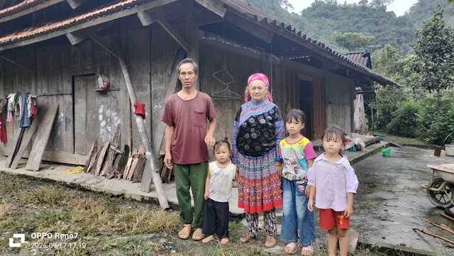 MS 1117: X&oacute;t xa cảnh chồng vừa bế con 6 th&aacute;ng tuổi vừa chăm vợ nằm viện v&igrave; chấn thương cột sống sau tai nạn - Ảnh 3.