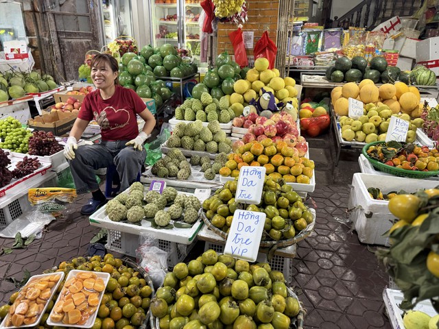 Tiểu thương l&yacute; giải nguy&ecirc;n nh&acirc;n gi&aacute; hồng gia tre đắt ngang hoa quả nhập khẩu nhưng vẫn được người ti&ecirc;u d&ugrave;ng thi nhau t&igrave;m kiếm - Ảnh 1.