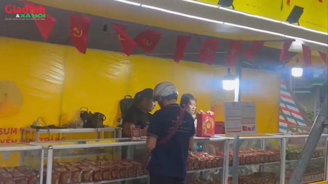 Thị trường b&aacute;nh Trung thu sau Rằm: Từ cảnh xếp h&agrave;ng 'rồng rắn' đến l&agrave;n s&oacute;ng b&aacute;n th&aacute;o, xả kho gi&aacute; rẻ - Ảnh 1.