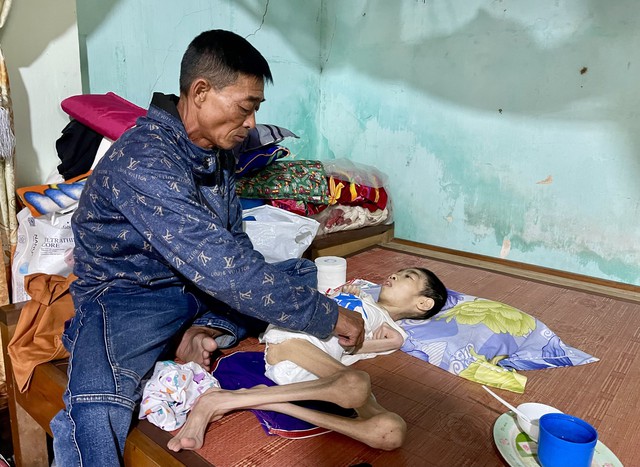 MS 1118: Gia cảnh người đàn ông chăm mẹ già, con bệnh, vợ bị tai nạn nghiêm trọng - Ảnh 3.