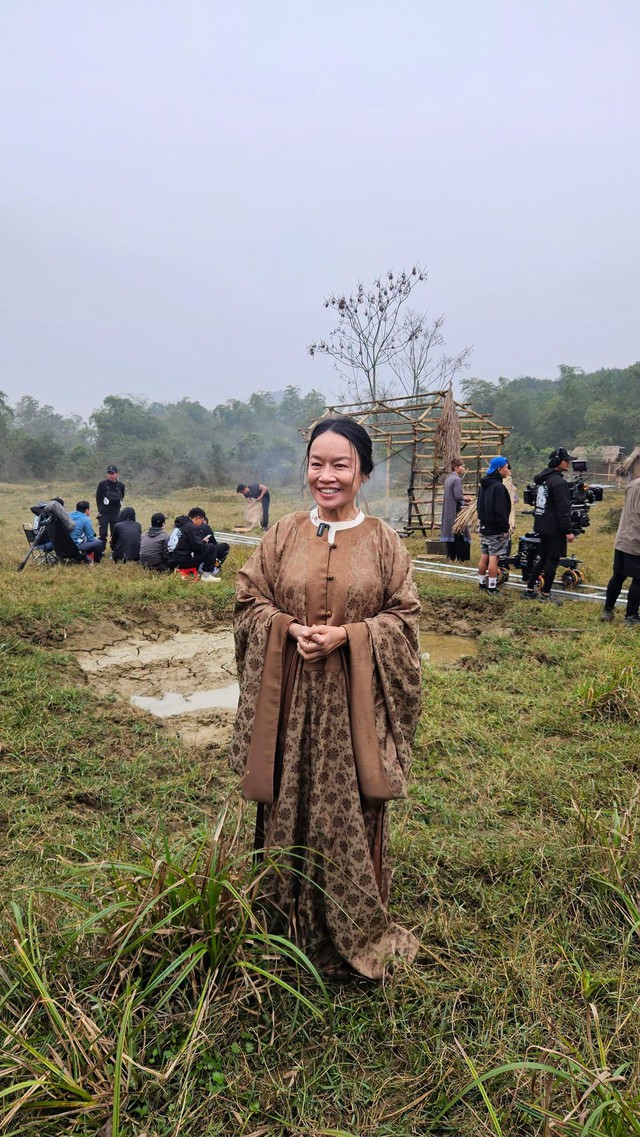Nghệ sĩ Tú Oanh: Ở tuổi gần 60, tôi không thấy mình đang lao động vất vả mà đang tận hưởng - Ảnh 1.