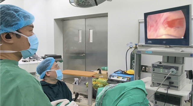 Mất ngủ, tiểu đ&ecirc;m, người đ&agrave;n &ocirc;ng đi kh&aacute;m ph&aacute;t hiện tuyến tiền liệt nặng 258 gam - Ảnh 1.