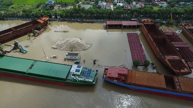 T&agrave;u đ&oacute;ng dở nằm ngang ven s&ocirc;ng Đ&aacute;y, d&ograve;ng chảy bị &ldquo;chặn&rdquo; giữa m&ugrave;a mưa lũ - Ảnh 3.